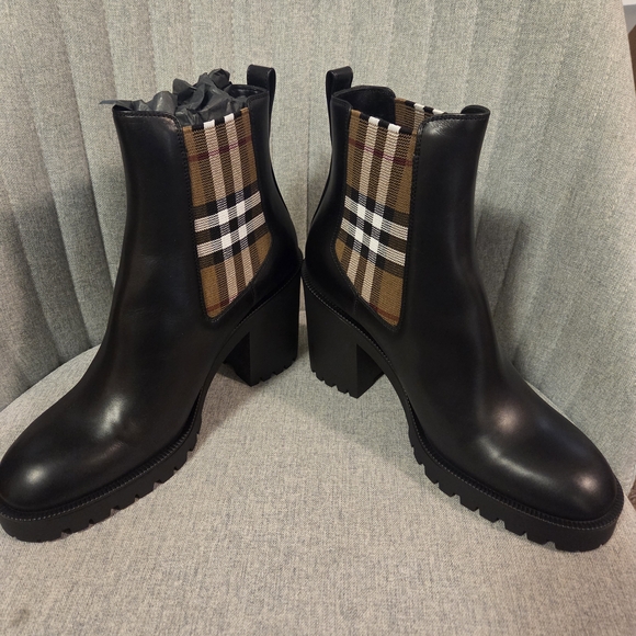 Burberry Black Ankle Boots with Check Pattern - Picture 6 of 12